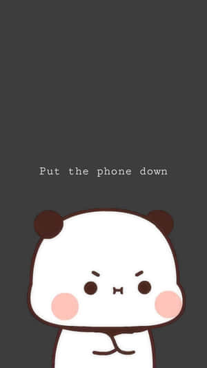 一隻粉紅色臉頰的卡通熊貓以嚴肅的表情向上看，文字寫著「Put the phone down」。 — 9:16 壁紙