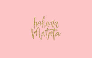 粉紅色背景，帶有金色閃亮文字，內容為 hakuna matata
