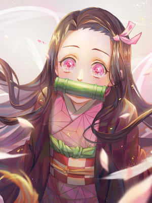 粉紅眼睛、戴竹製口枷的動漫女孩，身著傳統和服，飄浮花瓣。 — 鬼滅之刃 壁紙