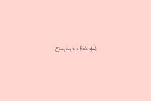 在柔和粉紅色背景上手寫的引文「Every day is a fresh start」