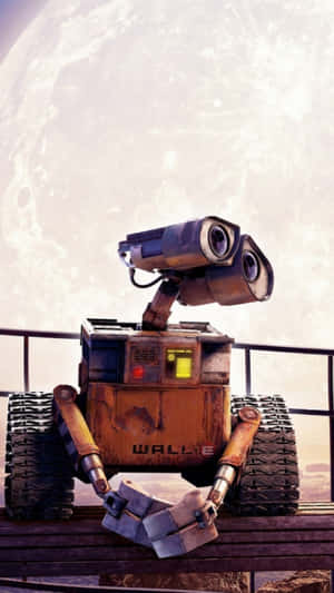 機械人 Wall-E 坐在欄杆上，看著貧瘠景觀中的巨大月亮。