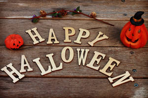 Happy Halloween 木製字母和南瓜在風化木上。