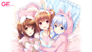 三個穿著兔仔睡衣的動畫女孩在床上擁抱。