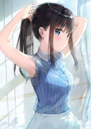 動漫女孩在陽光照射的窗邊將頭髮綁成馬尾辮。