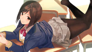 動漫女學生穿著校服，雙腿翹起，躺在教室的書桌上。