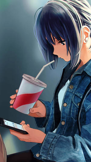 穿著牛仔外套的動漫女孩一邊喝飲料一邊用手機發短信。 — 可愛動漫女仔 壁紙
