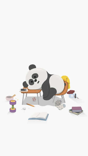 一隻卡通熊貓喺雜亂嘅書枱上瞓覺，書枱上有書同啞鈴。
