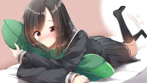 動漫女孩穿校服趴在床上抱綠色枕頭
