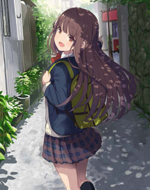 著住校服嘅動漫女孩，孭住綠色背包，行過陽光普照嘅花園小巷。