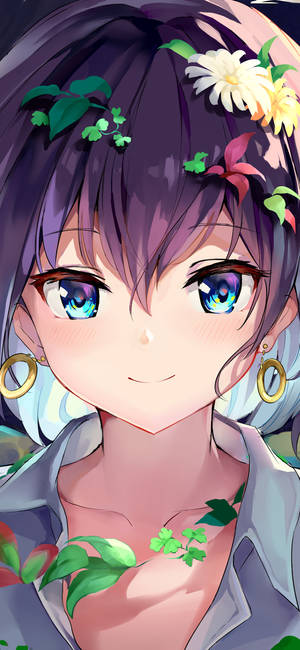 紫色頭髮和藍色眼睛的動漫女孩，頭髮上有花，微笑著。