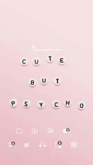 粉紅色背景上，白色字母瓷磚拼出 cute but psycho，排列成金字塔形。