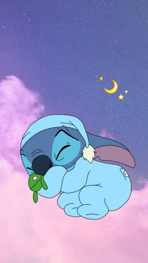 藍色外星人角色在帶有彎月的星空夜空下安詳地睡著。