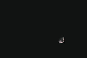 黑暗夜空中的新月