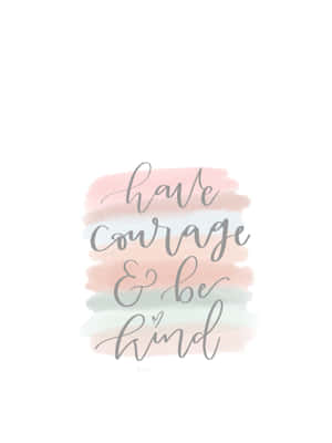 勵志名言「have courage & be kind」以灰色草書寫在粉彩水彩背景上