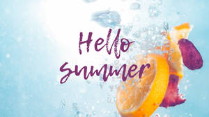 水中的檸檬和莓果片，帶有'Hello Summer'文字。