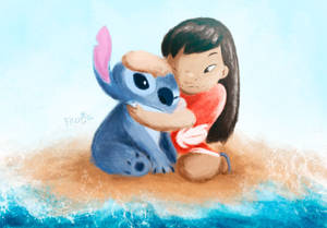 Lilo 同 Stitch 喺沙灘上擁抱，背後有海浪。