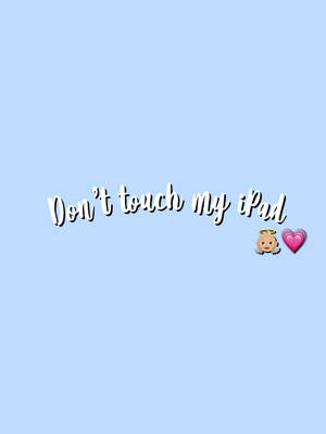 藍色背景上寫著「Don't touch my iPad」，帶有天使和心形表情符號的文字。