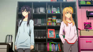 兩個動漫女孩在一個有書架和粉紅色家具的房間裡。