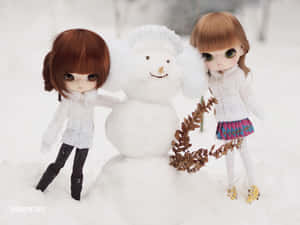 兩個穿著冬裝的玩偶在雪景中與雪人合影。 — 開心 GIF 壁紙