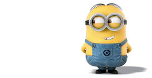 一個黃色動畫Minion，戴著護目鏡和牛仔布工裝褲，開心地微笑。