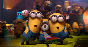 三個Minions在派對環境中舉杯慶祝。