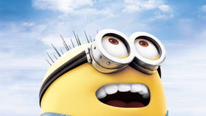 一個戴住護目鏡、頭髮尖尖嘅驚訝黃色卡通Minion，背景係藍天。