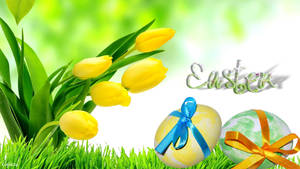裝飾過的復活節彩蛋和黃色鬱金香在綠草中，帶有'Easter'文字。 — 復活節快樂 壁紙