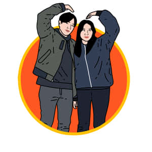 兩個穿著休閒服裝的人在橙色圓圈內舉起雙臂擺姿勢。