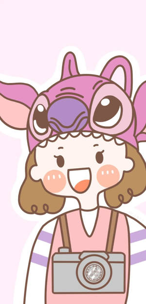 一個微笑的女孩戴著史迪奇帽子，拿著相機。 — 可愛情侶 GIF 壁紙