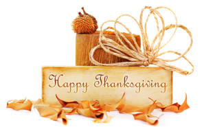 木製標牌上寫有「Happy Thanksgiving」文字，周圍環繞著秋葉和松果蝴蝶結。
