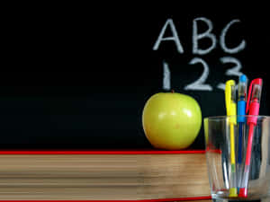 教科書上的青蘋果，筆和黑板ABC 123