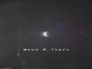 黑暗夜空中的新月和星星，帶有文字 Moon & Stars。