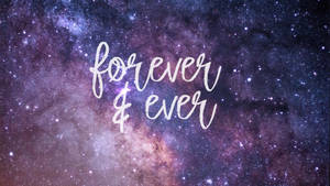 在充滿活力的星空星系背景上，以白色草書顯示「Forever and ever」文字。 — 可愛星系 壁紙