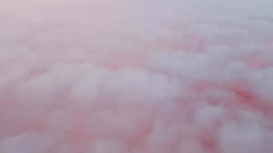 粉紅色和白色雲朵在寧靜的天空中飄浮，帶有柔和的漸變。