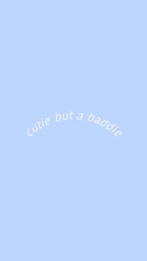 粉藍色背景，帶有彎曲的白色文字，顯示 cutie but a baddie。