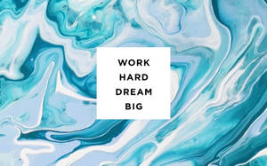 在旋轉的藍白抽象背景上，work hard dream big 的勵志文字。