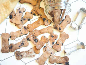 骨形狗零食在白色瓷磚表面上，配有曲奇模具和罐子。