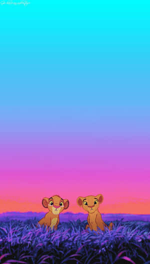 兩隻動畫幼獅在日落時坐在紫色草地上。