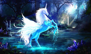 一隻發光的藍色有翼獨角獸站在神秘森林溪流中，周圍有紫色水晶和發光的樹葉。
