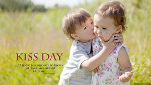 男孩在陽光明媚的田野中親吻女孩臉頰，附有「Kiss Day」引文。