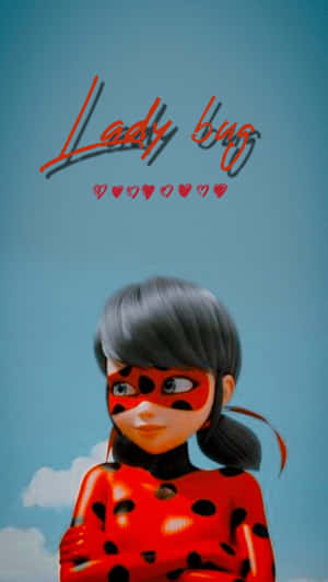 動漫角色 Ladybug 穿著紅黑服裝，站在有雲的藍天下。