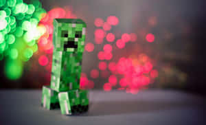 綠色Minecraft爬行者公仔，背景有色彩繽紛的模糊燈光。