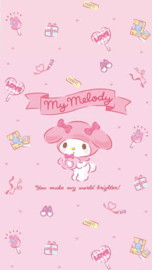 My Melody 喺粉紅色背景上拎住相機，周圍有漂浮嘅禮物、心形同門票。