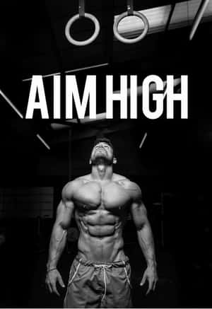 健身房中肌肉發達的男人抬頭看環，帶有「AIM HIGH」文字。