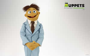 Muppet角色身穿藍色西裝和棕色領帶，對著鏡頭微笑。