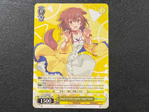 動漫女孩在遊戲卡上，黃色外套，棕色頭髮，微笑。