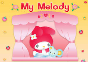 My Melody 喺粉紅色舞台上攬住一個藍色老鼠公仔，配士多啤梨同花。
