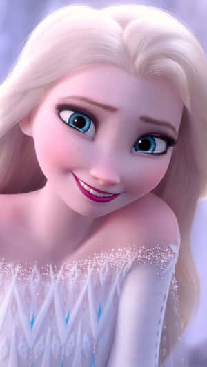 《魔雪奇緣》中愛莎微笑，冰藍眼睛，閃亮白色長裙。