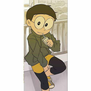 動漫男孩穿綠色外套在陽台喝果汁