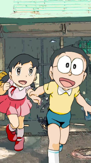 兩個動漫小孩穿著校服興奮地跑下一條骯髒的小巷。